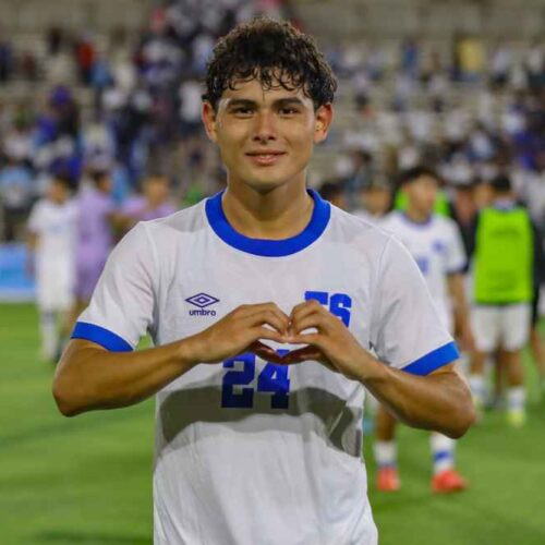 Brandon Ramírez, de 16 años, anotó el gol del empate para La Selecta en su debut histórico. Foto: @LaSelecta_SLV