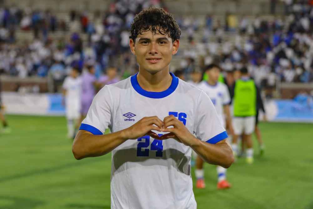 Brandon Ramírez, de 16 años, anotó el gol del empate para La Selecta en su debut histórico. Foto: @LaSelecta_SLV
