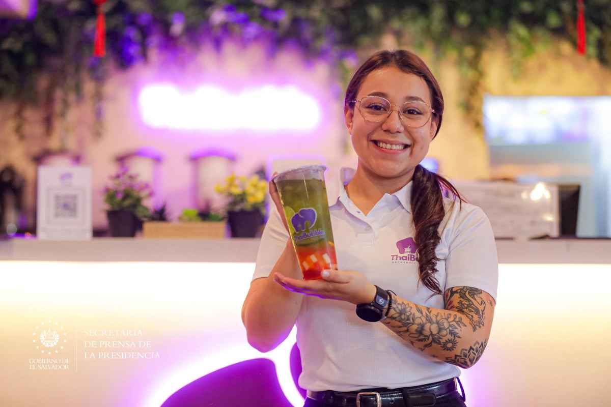 Thai Bubble ofrece refrescantes bebidas tailandesas en el Centro Histórico de San Salvador. ¡Una experiencia única y deliciosa! Foto: Secretaría de Prensa