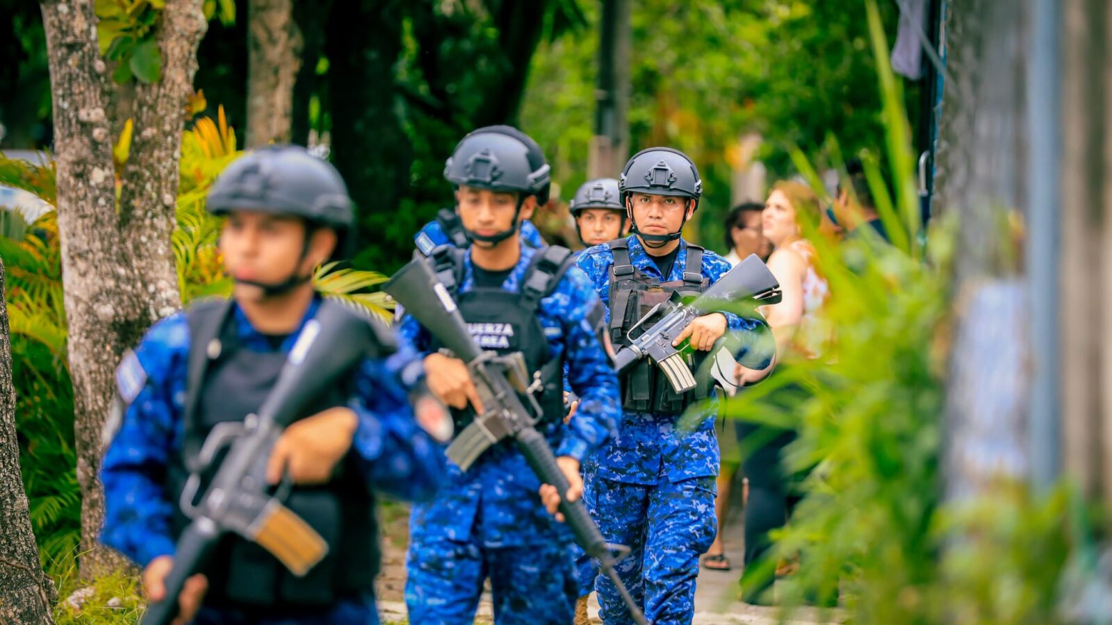 Operativo de seguridad en San Bartolo: 1,500 soldados y 500 policías desplegados para erradicar pandillas. El gobierno de Bukele protege a la población. Foto: FAES