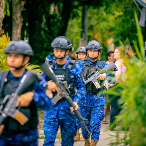 Operativo de seguridad en San Bartolo: 1,500 soldados y 500 policías desplegados para erradicar pandillas. El gobierno de Bukele protege a la población. Foto: FAES