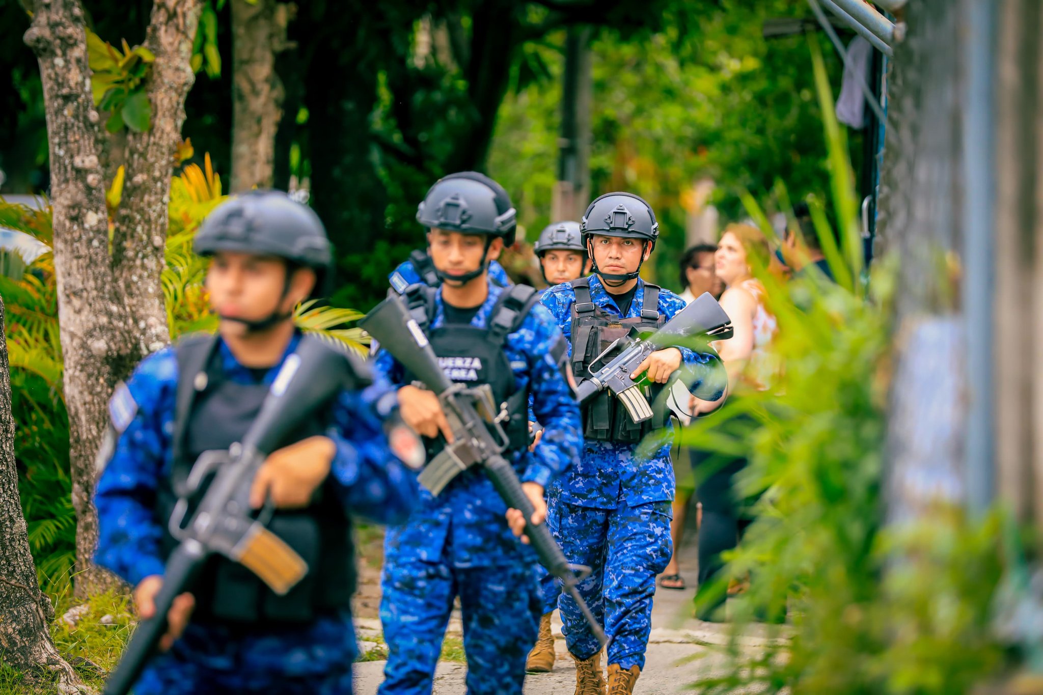 Operativo de seguridad en San Bartolo: 1,500 soldados y 500 policías desplegados para erradicar pandillas. El gobierno de Bukele protege a la población. Foto: FAES