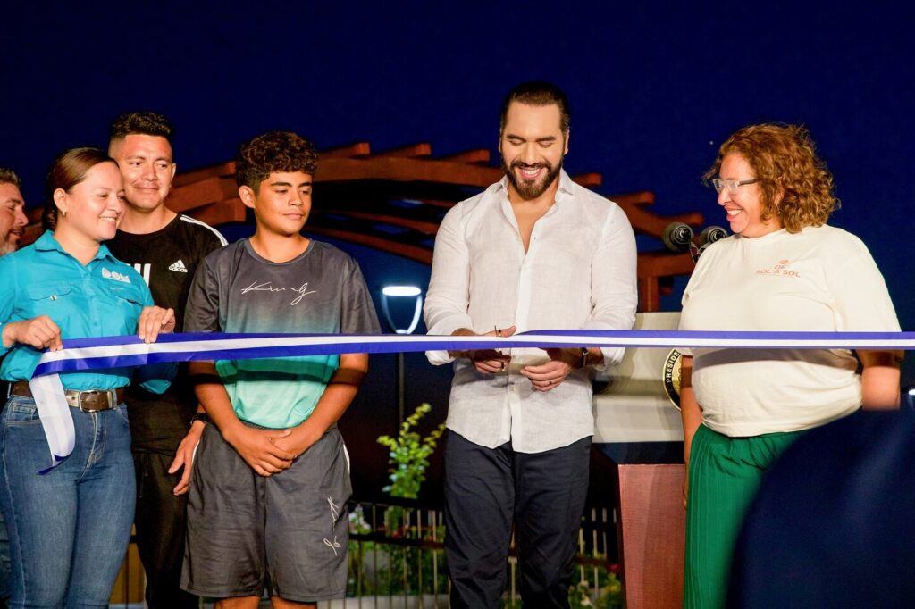 Presidente de El Salvador. Inaugura Surf City2. (GZ)