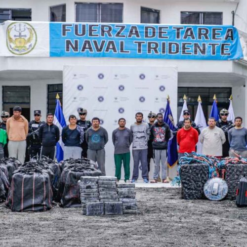 Autoridades de El Salvador presentan el decomiso de 6.3 toneladas de cocaína en una operación naval exitosa. Foto: Gabinete de Seguridad