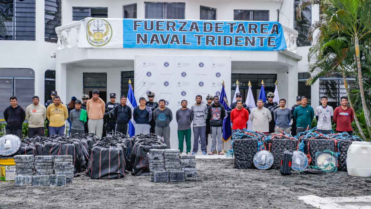 Autoridades de El Salvador presentan el decomiso de 6.3 toneladas de cocaína en una operación naval exitosa. Foto: Gabinete de Seguridad