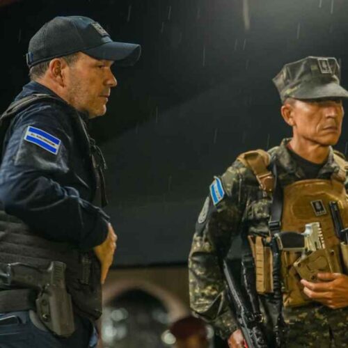 René Merino Monroy (derecha), vicealmirante y ministro de Defensa, lidera la lucha contra el narcotráfico y fortalece la seguridad marítima en El Salvador. Foto: x.com