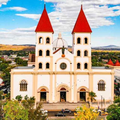 La ciudad está rodeada de un paisaje natural impresionante. El volcán Chaparrastique, ubicado a pocos kilómetros de la ciudad, es un destino popular. Foto: Mitur.