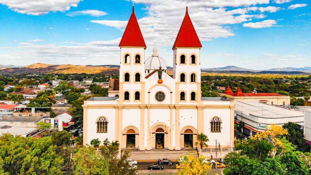 La ciudad está rodeada de un paisaje natural impresionante. El volcán Chaparrastique, ubicado a pocos kilómetros de la ciudad, es un destino popular. Foto: Mitur.
