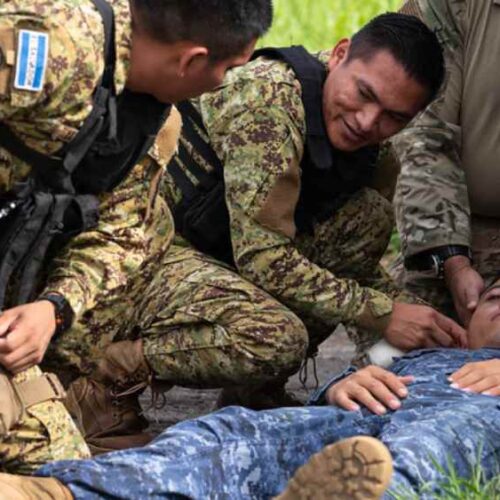 Miembros de la Fuerza Armada de El Salvador en ejercicio de atención masiva de víctimas en Ilopango, el 20 de junio de 2025, como parte de AMISTAD 2025. (Foto: Fuerza Aérea de EE. UU./Sargento Joshua Hastings).