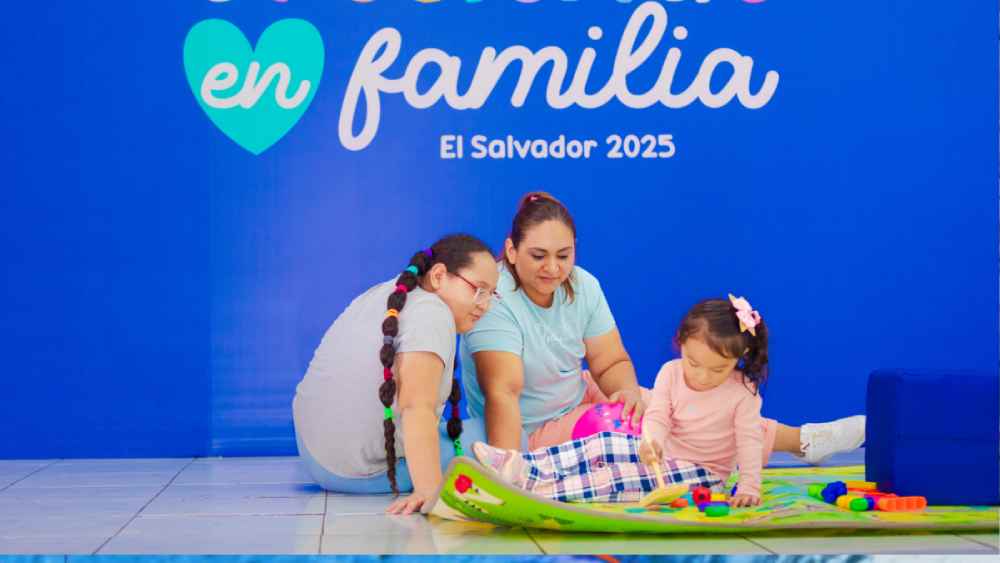 Familias participan en talleres de primera infancia para fortalecer competencias parentales y crear entornos estimulantes para los niños. Foto: Despacho de la Primera Dama.