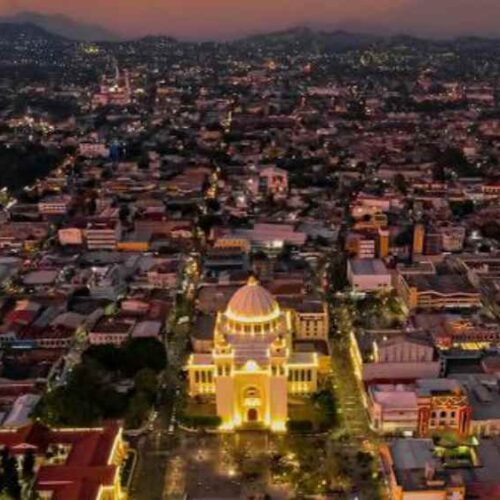 El Salvador avanza en su programa económico con respaldo del FMI, logrando desembolsos y mejorando indicadores económicos. Foto: Presidencia de El Salvador