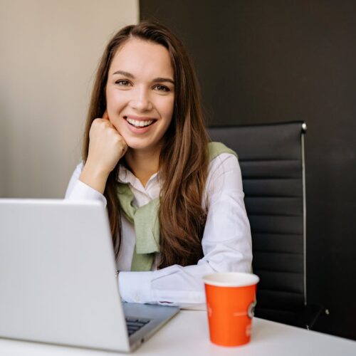 Al adoptar las tendencias tecnológicas mencionadas anteriormente, las empresas pueden mejorar su eficiencia. Foto: Yan Krukau