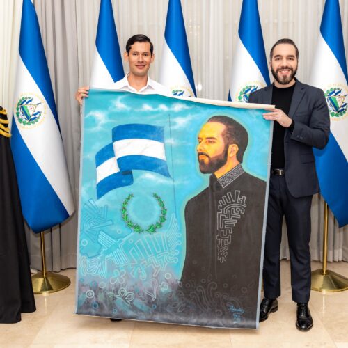 Guillermo Checa entrega a Nayib Bukele una obra del artista Praxedes Neira. Imagen cortesía de Casa Presidencial de El Salvador.