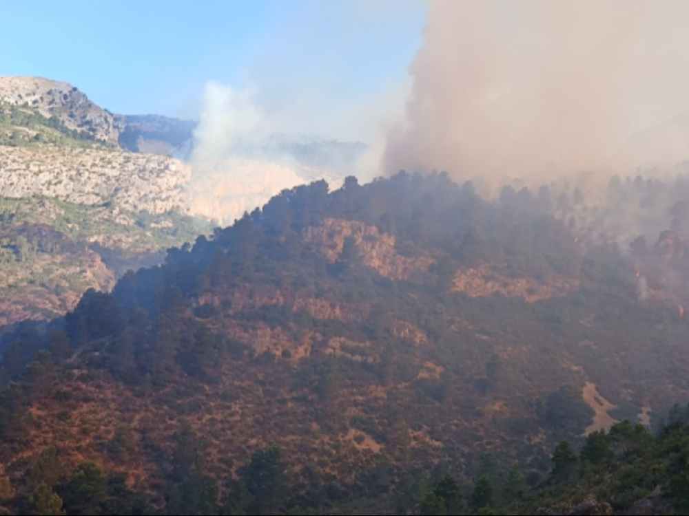 Bomberos trabajan en la extinción del incendio forestal en Paüls, Cataluña, que ha quemado más de 2.800 hectáreas y obligado a la evacuación de más de 50 personas. Foto: govern.cat