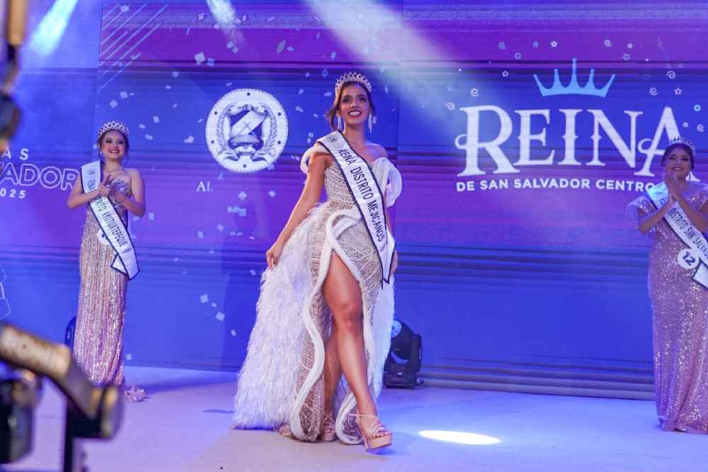 Daysi Galilea Yada, coronada Reina de San Salvador Centro, celebrando una noche que destacó el talento y compromiso de la juventud de su municipio. Foto: AMSS