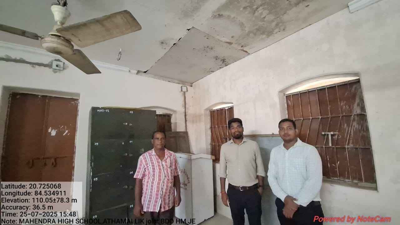 Equipos de rescate trabajan en el lugar de la devastadora tragedia, donde el colapso de un techo escolar por monzones cobró vidas de niños en la India. Foto: District Administration, Angul