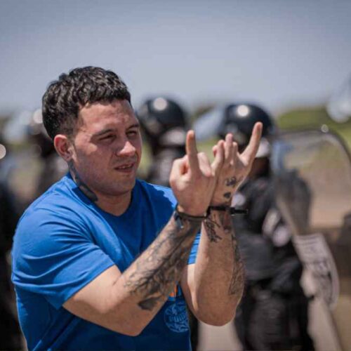 Miembros del Tren de Aragua entregados por El Salvador a Venezuela en operación de intercambio, anunció el presidente Nayib Bukele. Foto: Gobierno de El Salvador.