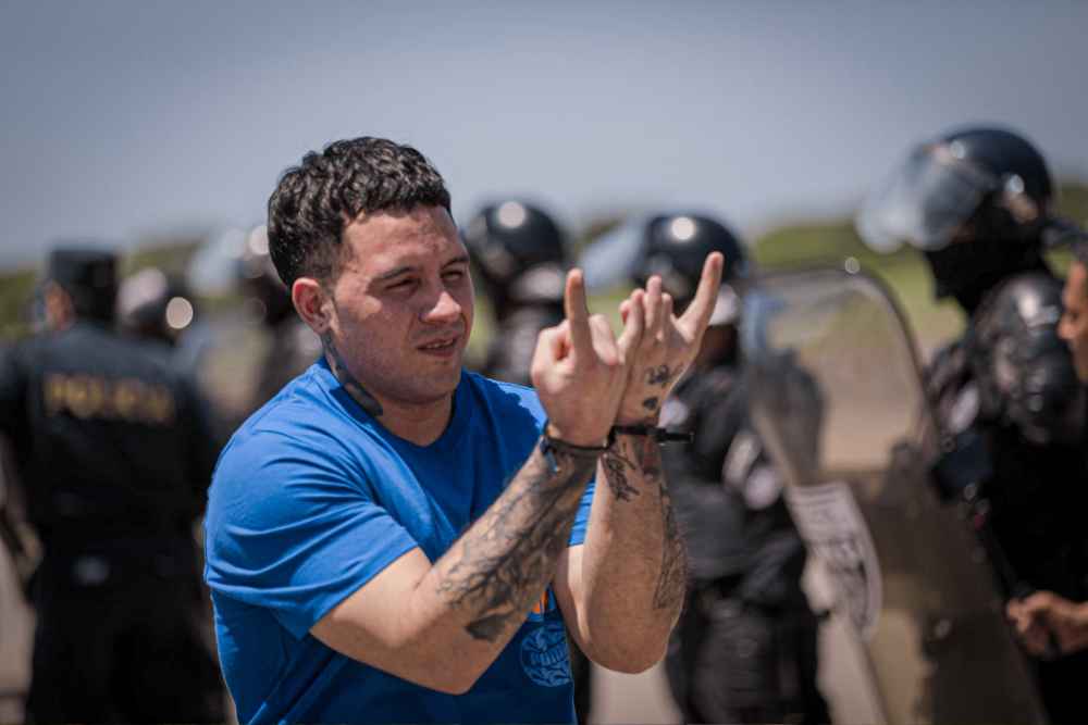 Miembros del Tren de Aragua entregados por El Salvador a Venezuela en operación de intercambio, anunció el presidente Nayib Bukele. Foto: Gobierno de El Salvador.