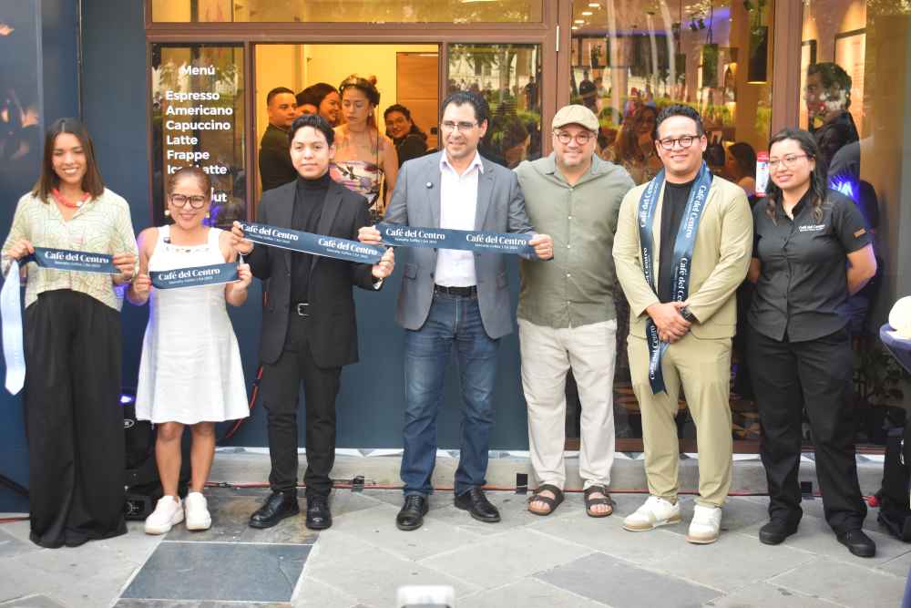 Autoridades y emprendedores celebran la inauguración de Café del Centro en el corazón histórico de San Salvador, un espacio dedicado al café de especialidad. Foto: Fralex