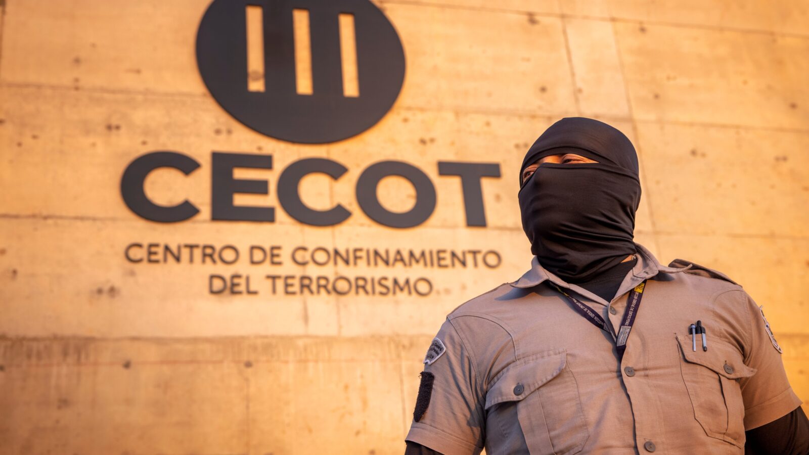 El CECOT, la prisión de máxima seguridad en El Salvador, simboliza la lucha contra las pandillas con su diseño inexpugnable y régimen de confinamiento total. Foto: Casa Presidencial, archivo