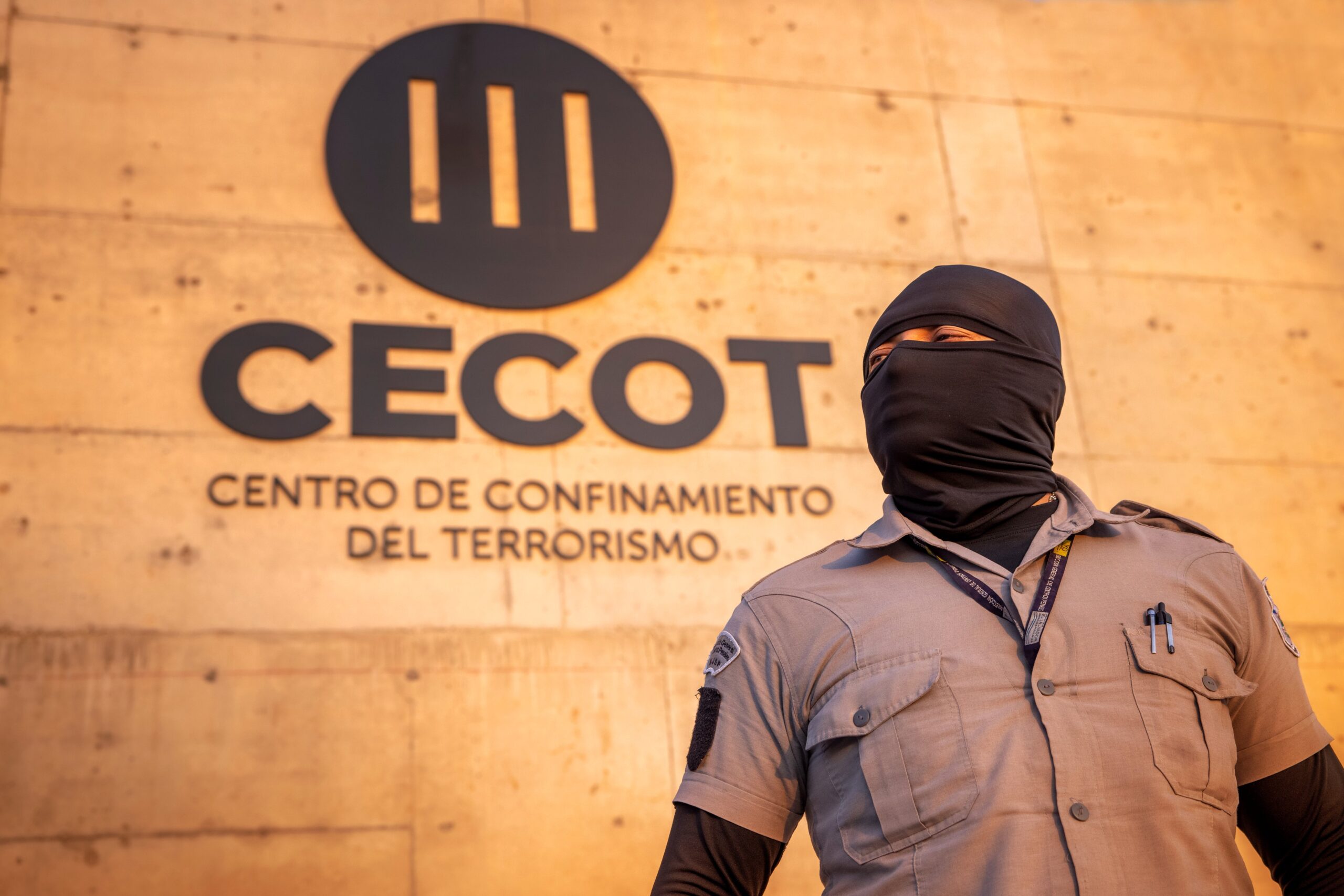 El CECOT, la prisión de máxima seguridad en El Salvador, simboliza la lucha contra las pandillas con su diseño inexpugnable y régimen de confinamiento total. Foto: Casa Presidencial, archivo