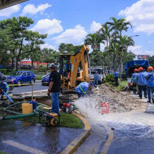 Trabajadores de ANDA realizan reparaciones en una tubería dañada en el Bulevar de Los Héroes, San Salvador. Foto: ANDA