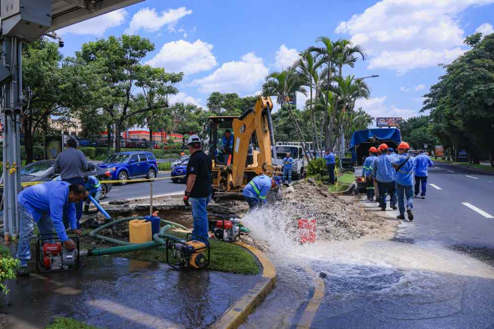 Trabajadores de ANDA realizan reparaciones en una tubería dañada en el Bulevar de Los Héroes, San Salvador. Foto: ANDA