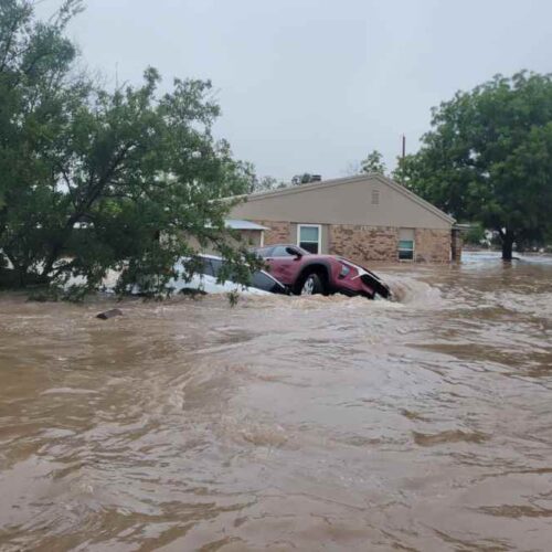 Equipos de rescate trabajan en las zonas inundadas de Texas, donde al menos 119 personas han perdido la vida y 170 están desaparecidas. Foto: Fort Worth Fire Department