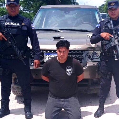 En un operativo conjunto entre la Policía Nacional Civil y la Fuerza Armada, fue capturado en Metapán el responsable de un crimen cuando intentaba cruzar la frontera de forma ilegal. Descubre. Foto: PNC