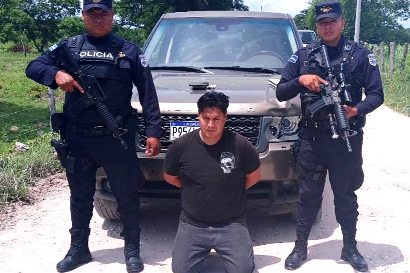 En un operativo conjunto entre la Policía Nacional Civil y la Fuerza Armada, fue capturado en Metapán el responsable de un crimen cuando intentaba cruzar la frontera de forma ilegal. Descubre. Foto: PNC
