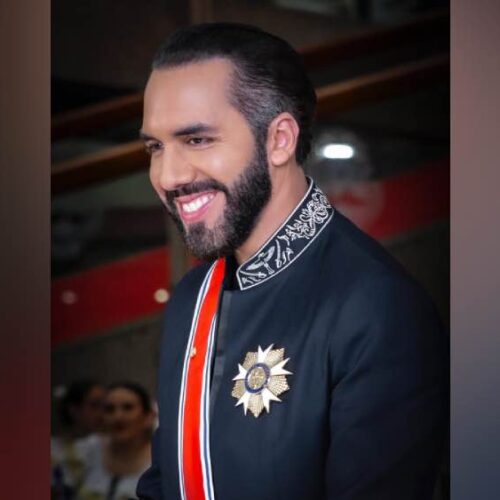 El artículo de Rolling Stone menciona una reunión entre Bukele y el expresidente de los Estados Unidos, Donald Trump, en la Oficina Oval de la Casa Blanca el 14 de abril de 2025.