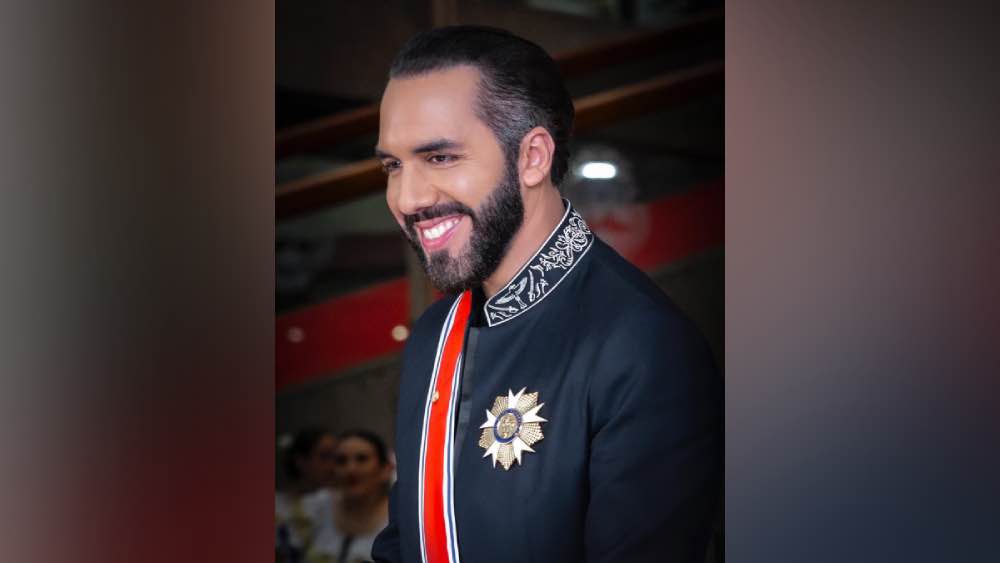 El artículo de Rolling Stone menciona una reunión entre Bukele y el expresidente de los Estados Unidos, Donald Trump, en la Oficina Oval de la Casa Blanca el 14 de abril de 2025.