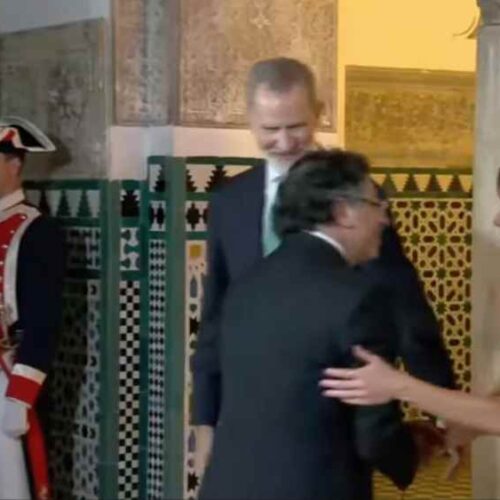 Momento incómodo entre Petro y la reina Letizia durante evento de la ONU en Sevilla, España. Un recordatorio de las diferencias culturales en la diplomacia. Foto: Transmisión en vivo