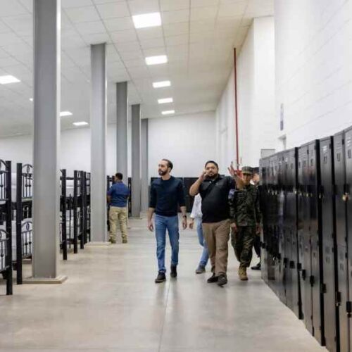 Presidente Bukele recorrió el CECOT. Foto: Casa Presidencial / archivo