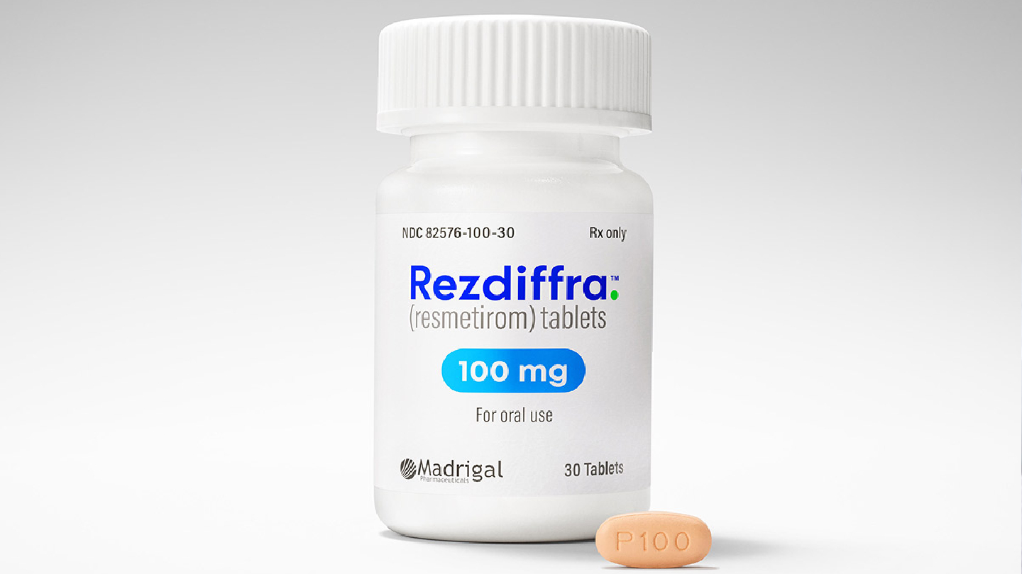 Imagen de un frasco del medicamento Rezdiffra, el primer tratamiento aprobado para el hígado graso. Foto: Madrigal Pharmaceuticals / BioWorld.