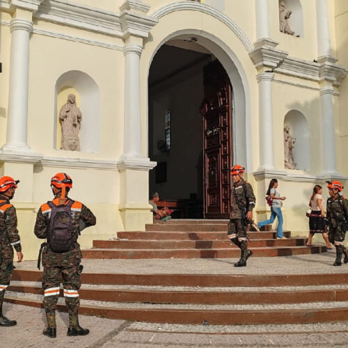 Ciudadanos evacuando edificios en la Ciudad de Guatemala tras la serie de sismos que sacudieron el país esta tarde. Foto: ConredGuatemala