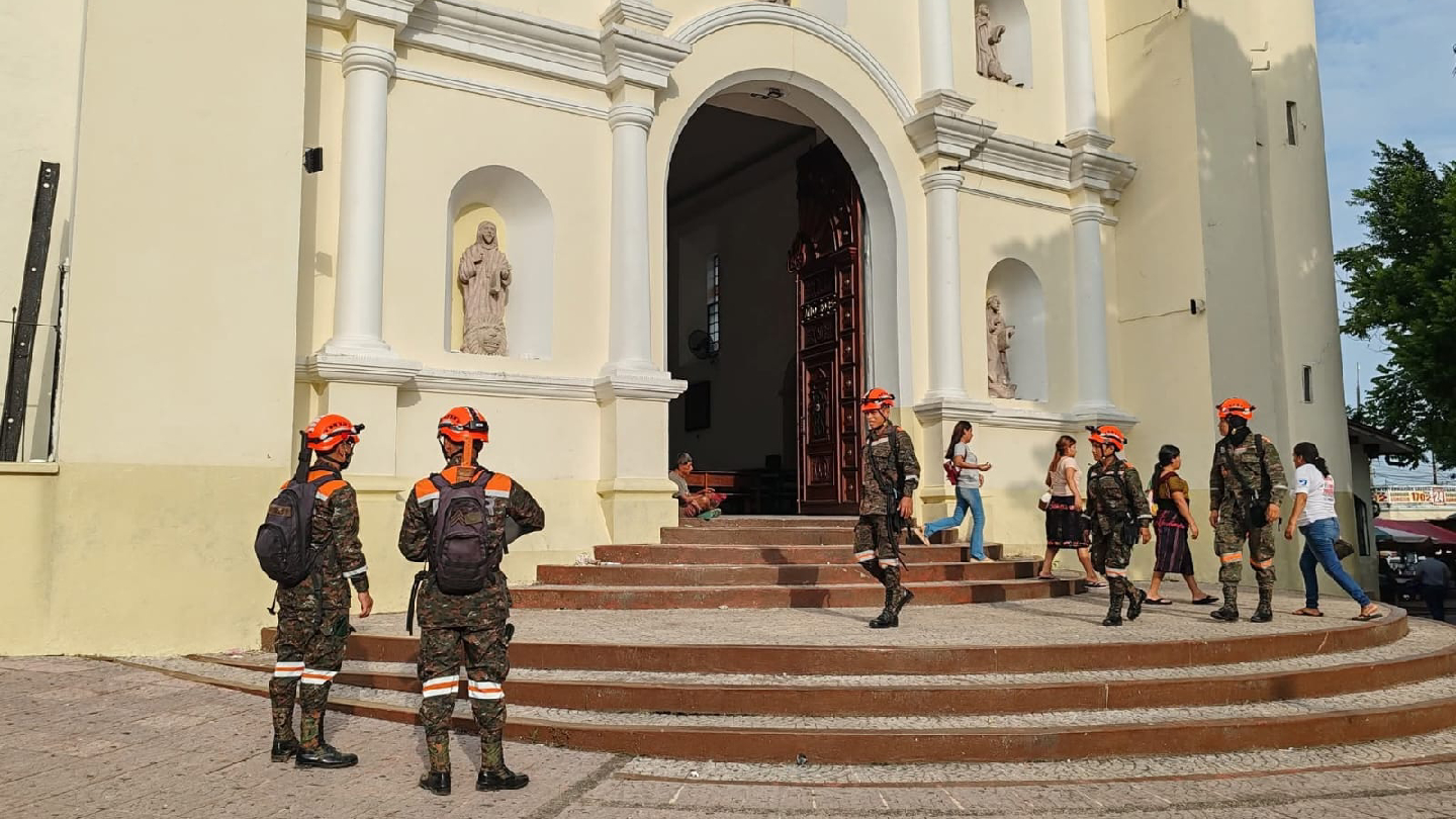 Ciudadanos evacuando edificios en la Ciudad de Guatemala tras la serie de sismos que sacudieron el país esta tarde. Foto: ConredGuatemala