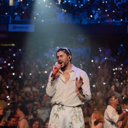 Bad Bunny en el escenario del Coliseo de Puerto Rico durante su residencia musical. Foto: Remezcla / Rafael Molina