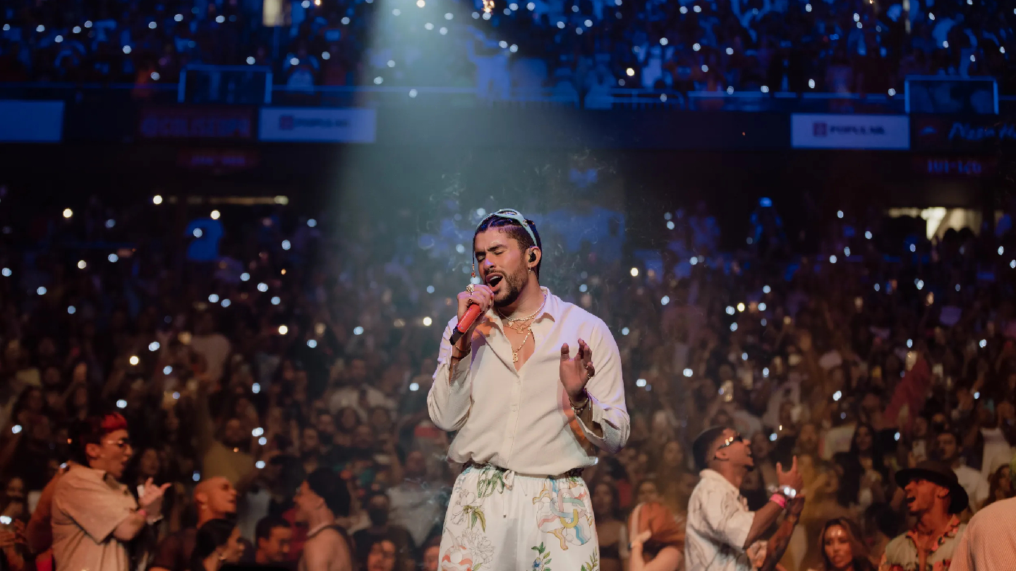 Bad Bunny en el escenario del Coliseo de Puerto Rico durante su residencia musical. Foto: Remezcla / Rafael Molina