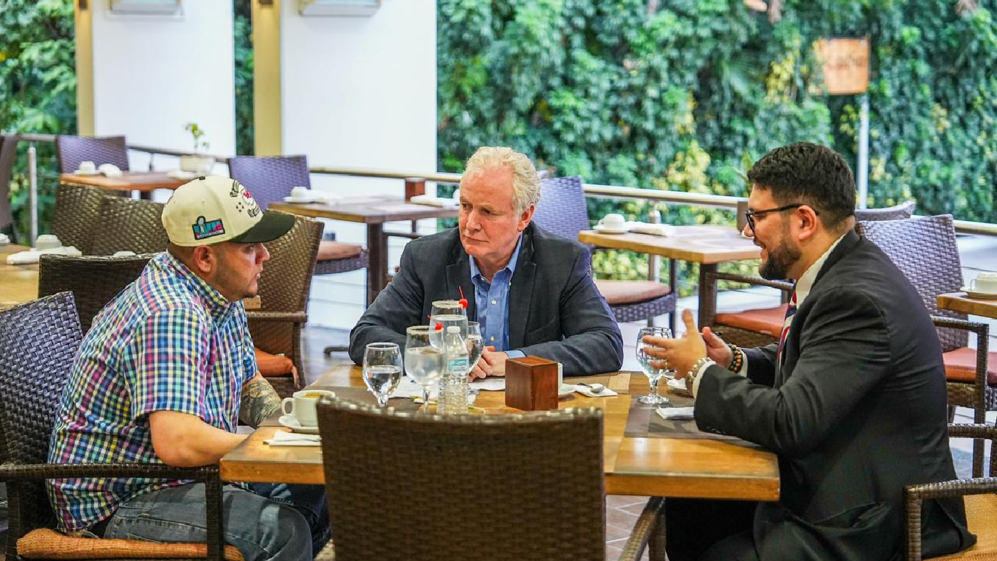 Ciudadanos respaldan el caso de Kilmar Abrego durante protestas en EE.UU., mientras avanza su proceso legal. Foto: @nayibbukele