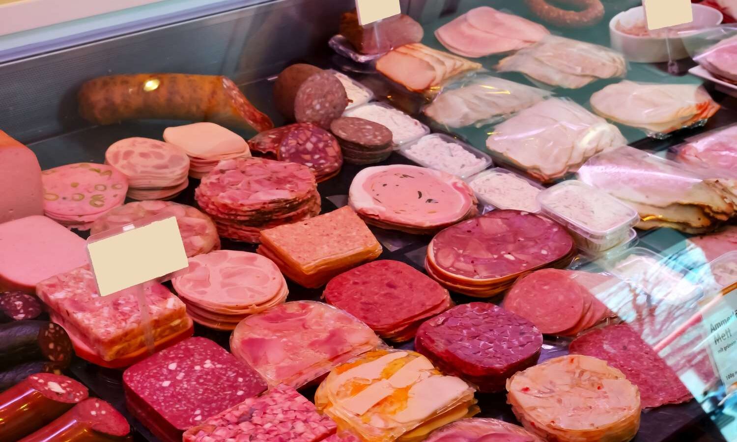 Una variedad de carnes rojas y procesadas en una mesa, destacando la importancia de un consumo moderado. Foto: autor anónimo / Verywell Health (royalty‑free)