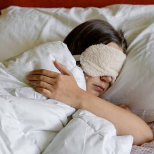 Persona durmiendo temprano para mejorar su actividad física al día siguiente. Foto:Getty Images