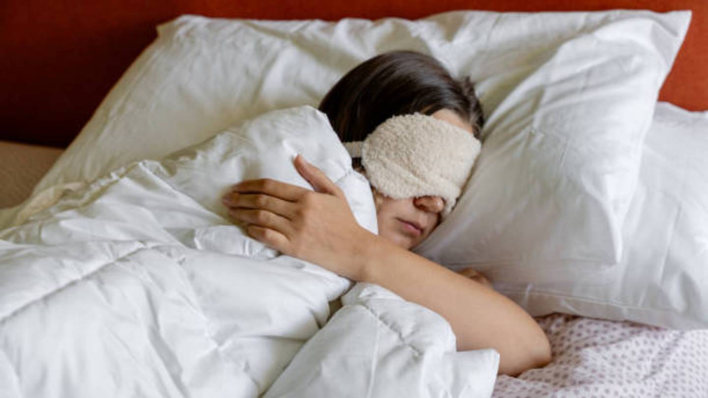 Persona durmiendo temprano para mejorar su actividad física al día siguiente. Foto:Getty Images