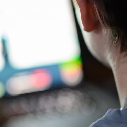 Niños participando en actividades al aire libre, resaltando la importancia de reducir el tiempo frente a pantallas. Jóvenes frente a las pantallas (LEON NEAL/Getty Images)