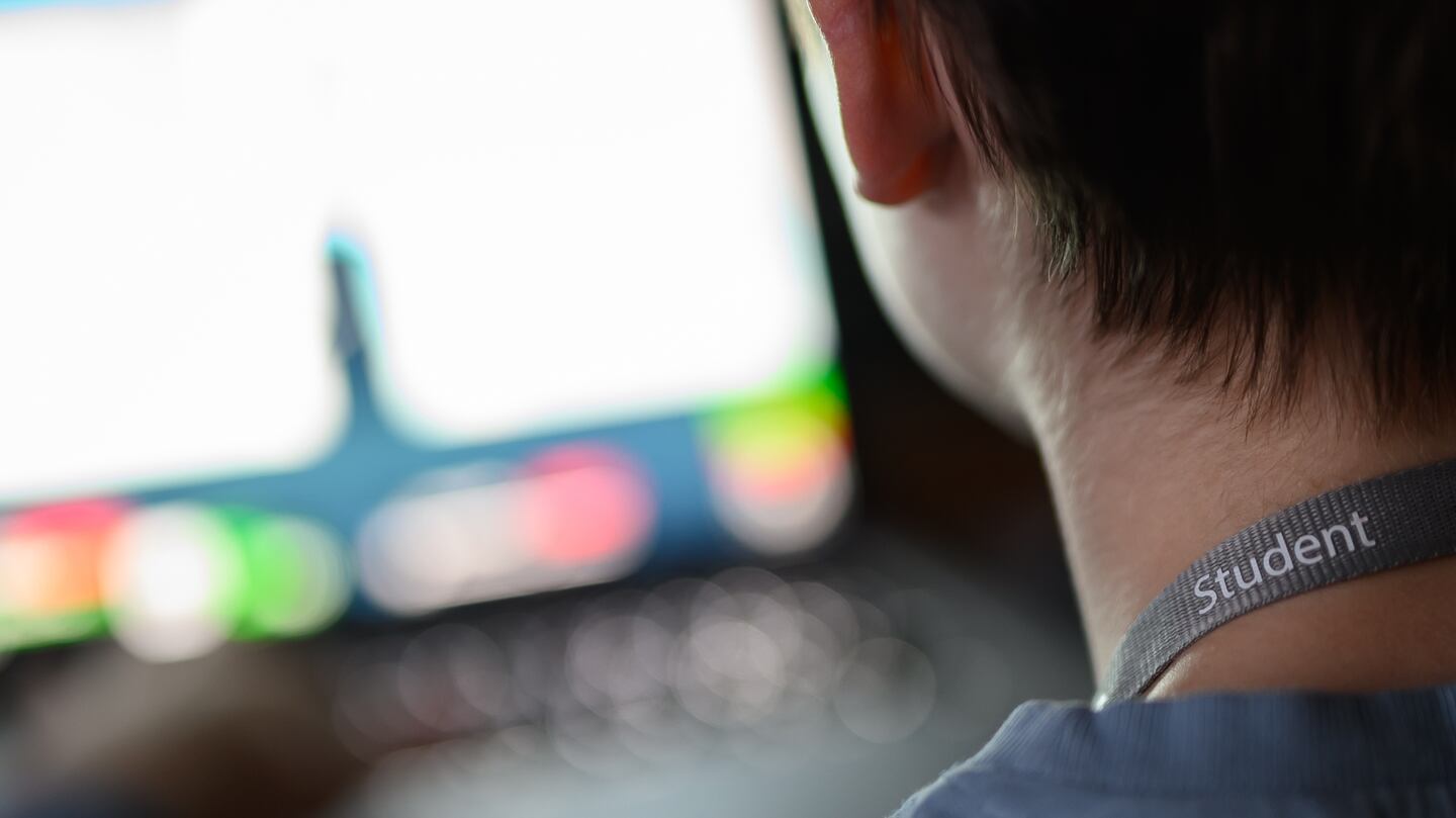 Niños participando en actividades al aire libre, resaltando la importancia de reducir el tiempo frente a pantallas. Jóvenes frente a las pantallas (LEON NEAL/Getty Images)