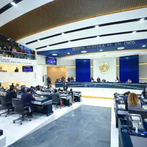 Pie de foto: Plenaria 66 en la Asamblea Legislativa, donde se aprobó la reforma constitucional que permite la reelección indefinida del presidente, liderada por Ana Figueroa. Foto: Asamblea Legislativa.