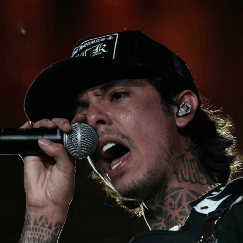 Portada del álbum "Porque La Demora" de Natanael Cano, mostrando su evolución musical. (Fernando Llano/AP)