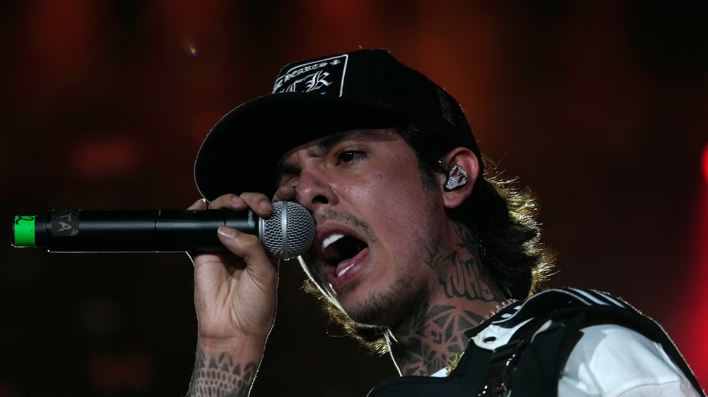 Portada del álbum "Porque La Demora" de Natanael Cano, mostrando su evolución musical. (Fernando Llano/AP)