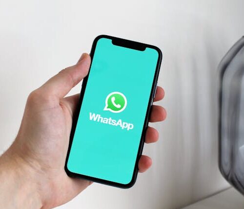 WhatsApp lanza Resúmenes de Mensajes, una nueva función que utiliza Meta IA para resumir mensajes no leídos de forma privada y rápida. Foto: Anton