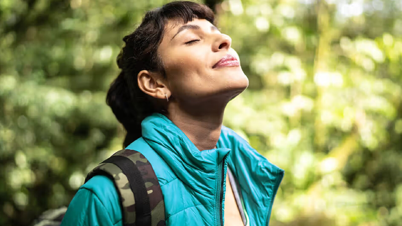 Persona disfrutando de actividades al aire libre que promueven el bienestar emocional, destacando la importancia de cuidar la salud mental. Foto: FG Trade / Getty Images